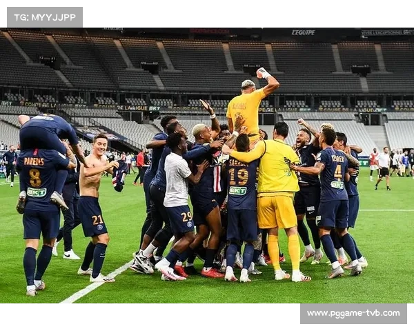 洲际杯决赛巴黎点球夺冠更衣室狂欢，姆巴佩社交媒体晒六冠合影